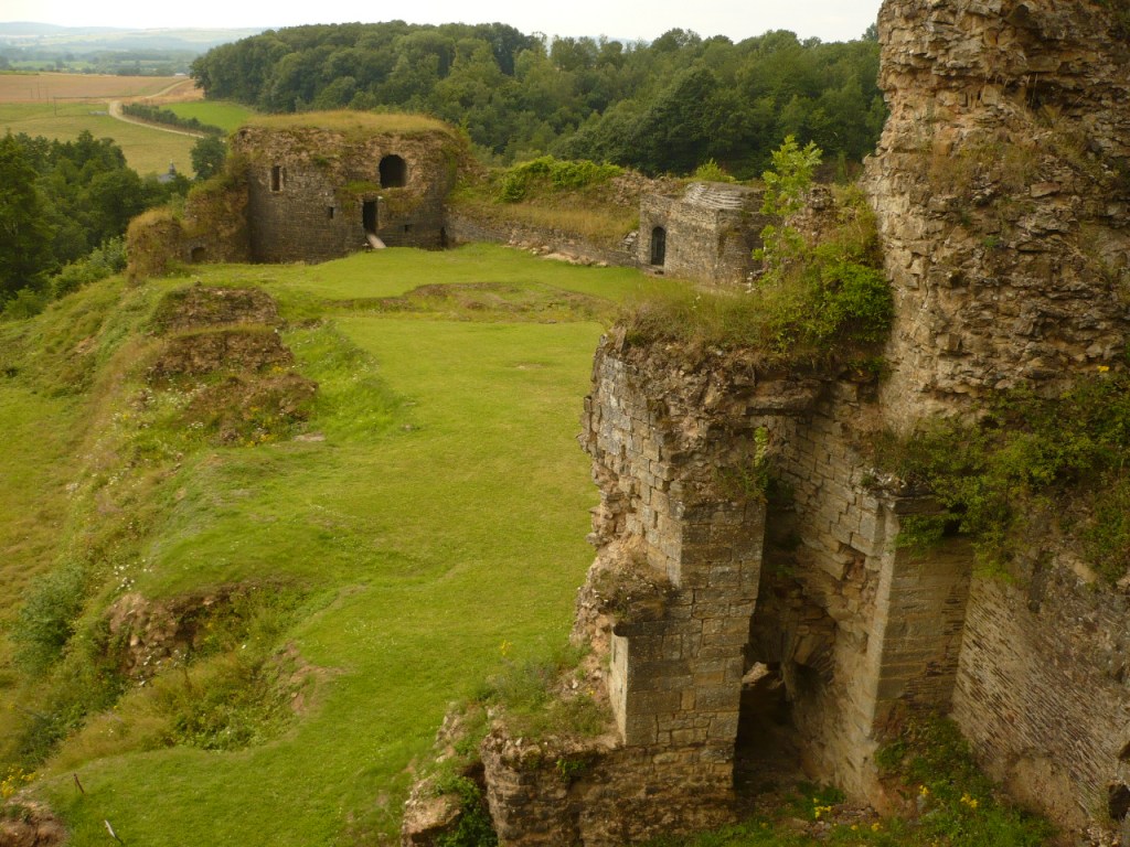 la basse-cour vue du dessous de la chapelle